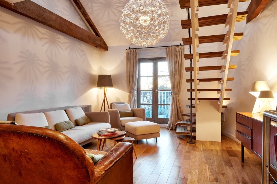 Modern living room with cozy seating and warm lighting - Deal Packaging Academy